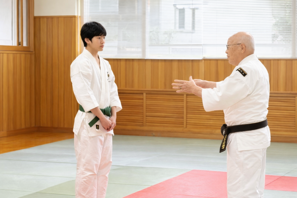 小牧市の少林寺拳法道場で中学生が指導を受ける様子|子供の習い事に人気の武道