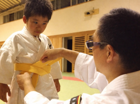小牧市の少林寺拳法道場で道院長が子供に直接指導している様子