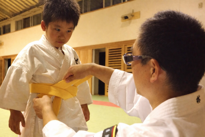 小牧市の少林寺拳法道場で道院長が子供に直接指導している様子