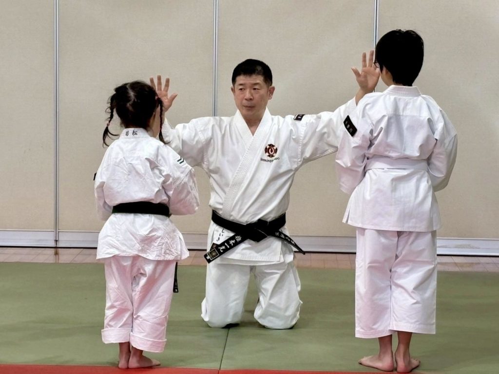 小牧市の少林寺拳法道場で道院長が子供に直接指導している様子