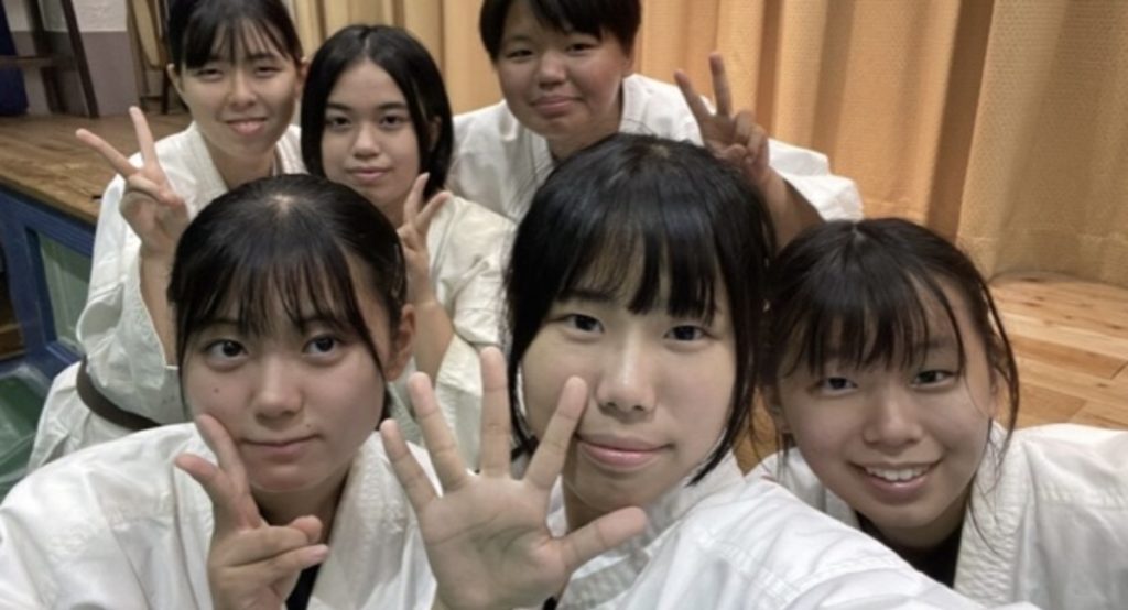 一宮中部道院に所属する、女子高生と女子中学生。前回の少林寺拳法世界大会で世界一に選ばれた団体演武のメンバー。